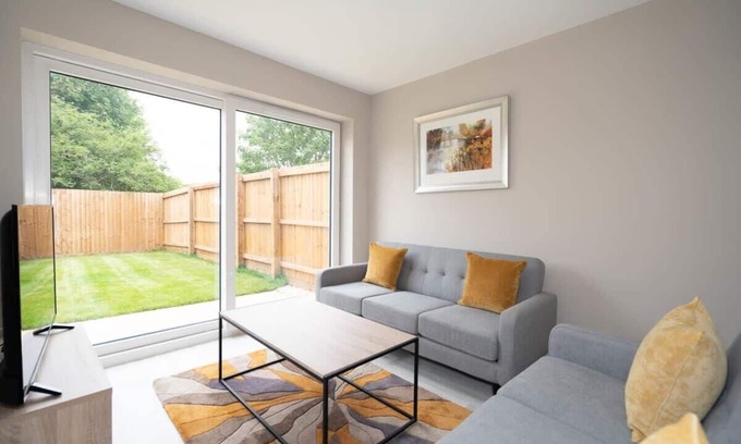 Smethwick House | Fabulous 3 Bedroom Home in Birmingham with Garden