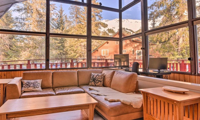 Alyeska Ski Chalet | Fabulous Girdwood Chalet Walk to Slopes with Hot Tub, Sauna, Wifi, Pool table