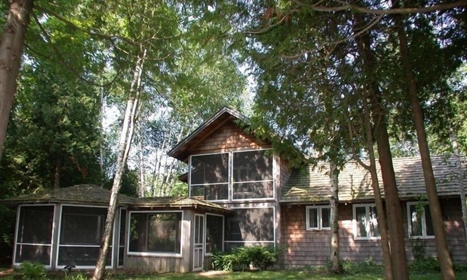 Baileys Harbor Cabin | Fabulous Log Cabin on Kangaroo Lake in Door County, Wisconsin