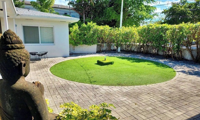 Northeast Miami Condo | Fabulous Studio 15 min from The Beach