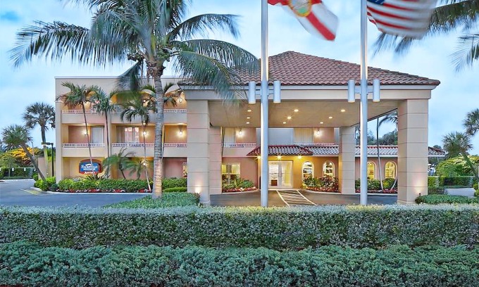 Palm Beach Hotel | Fairfield Inn And Suites By Marriott Palm Beach