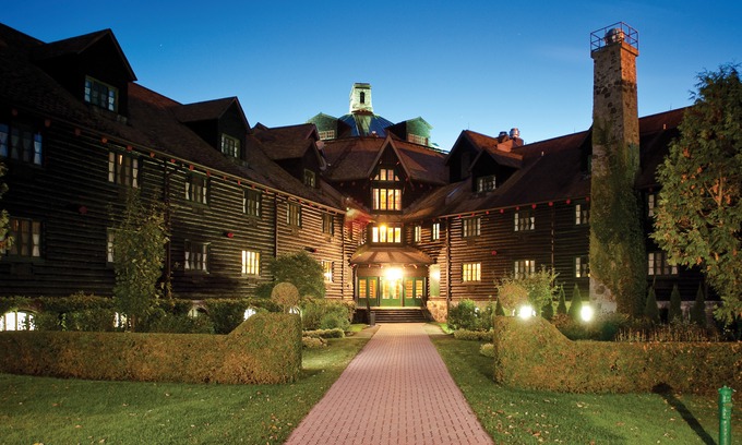 Papineau Regional County Municipality Hotel | Fairmont le Chateau Montebello