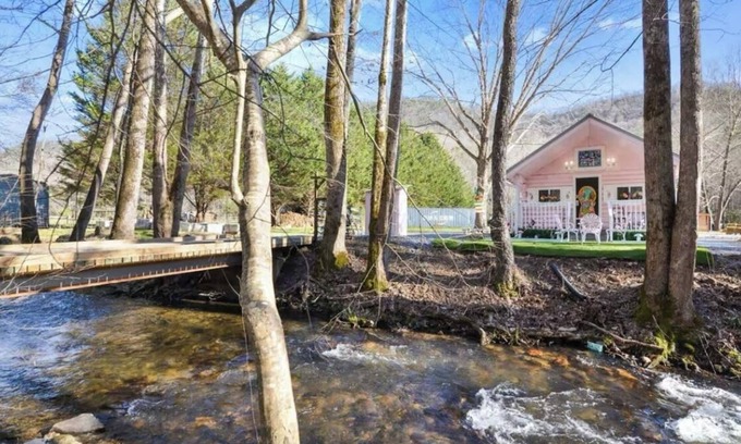 Hayesville Cottage | Fairytale Creekside Cottage w/Firepit & Petting Zoo–Ideal For Families & Couples