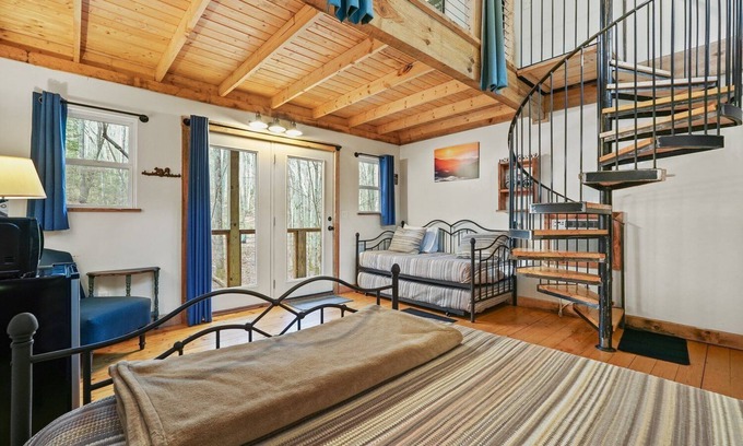 Ellijay Cabin | Fairytale SQUIRREL'S NEST cabin at Mulberry Gap in Ellijay!