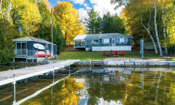 Selwyn Cottage | Fall Escape 3BR Cottage with Fire Pit & Lake Views
