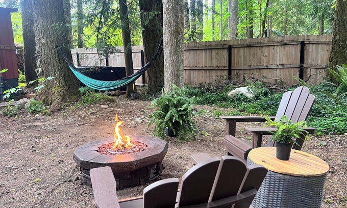 Rhododendron Cabin | Fall Escape! Steamy Hot Tub Nights, Stargaze at the Fire Pit near Mt. Hood