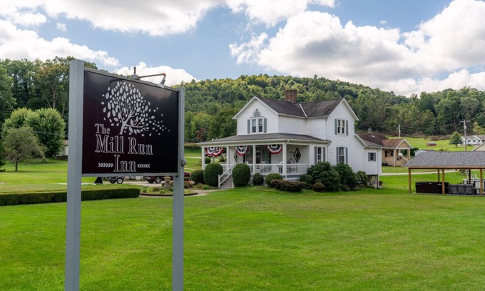 Mill Run House | Fall Getaway Mill Run Inn: Sleeps 12 · 5BR 5BA · Hot Tub Fire Pit Grill Pool