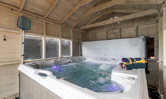 Wild Rose Cottage | Fall on the lake: hot tub, firepit & cozy nights