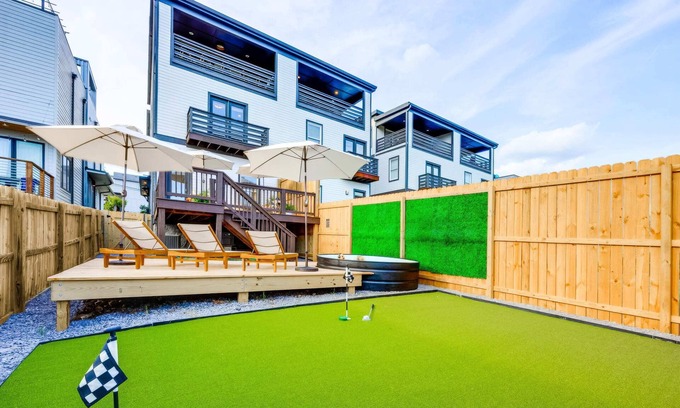 Talbot's Corner House | Fall pool, hot tub, game room, skyline views near Nissan Stadium
