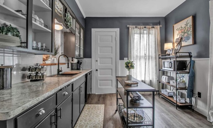 Downtown Niagara Falls House | Fallsview Mansion - Dtwn Home