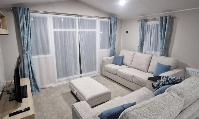 Colchester Cabin | Family Caravan - Sleeps 6 - Pet friendly - Parking