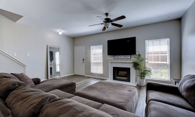 Astrodome House | family-friendly 2-bedroom, 2.5 bath included Wi-Fi, and classic arcade games