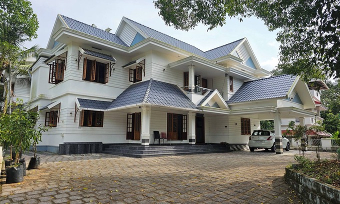 Kochi House | Family friendly 4 bedrooms with airconditioners, spacious, fully equipped house.