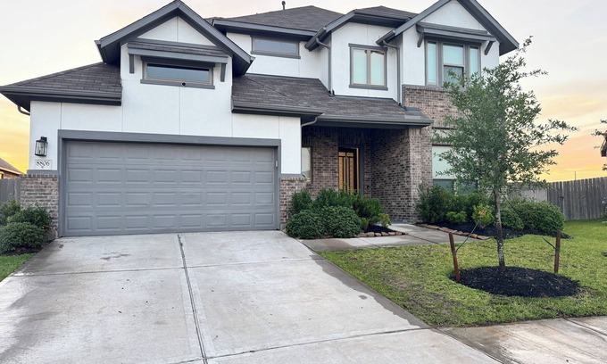 Clodine House | Family-Friendly 5BR Home, Game Room + Large Backyard! with AC, WiFi in 77407