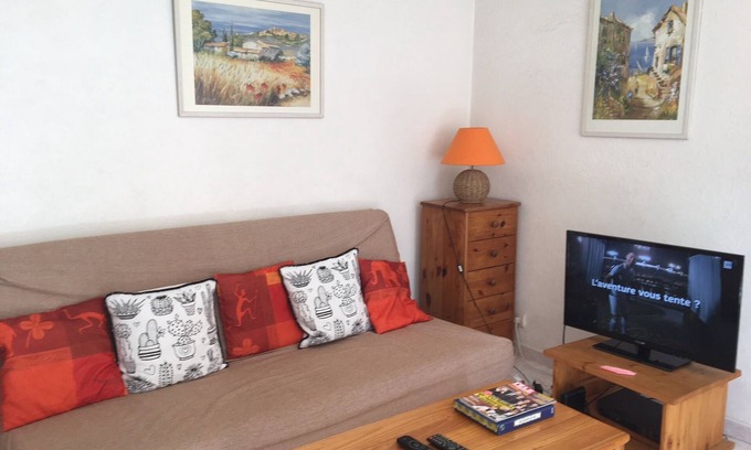 Riou - Petit Juas - Av de Grasse Apartment | Family- Friendly Apartment