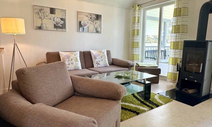 Glowe House | Family-friendly apartment with infrared sauna, fireplace & balcony near the beach -