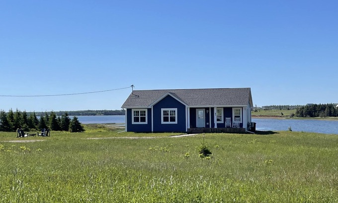 Anglo Rustico Cottage | Family Friendly Cottage- Only a 5 Minute Walk From Beautiful North Shore Beach