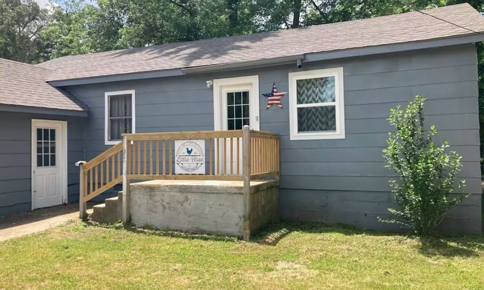 Van Buren House | Family-Friendly Central 3BR/2BA Van Buren Home w/Fire Pit & Starlink WiFi