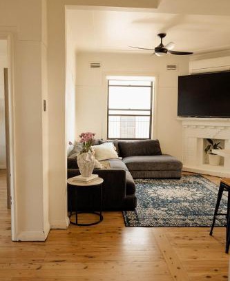 Tighes Hill House | Family-Friendly Escape Walk to Cafés & Creek