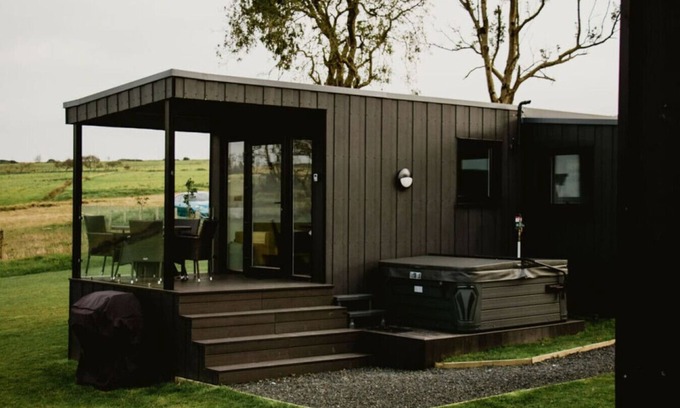Ballycastle Apartment | Family Friendly Glamping Cabin 2 bedroom & Hot Tub