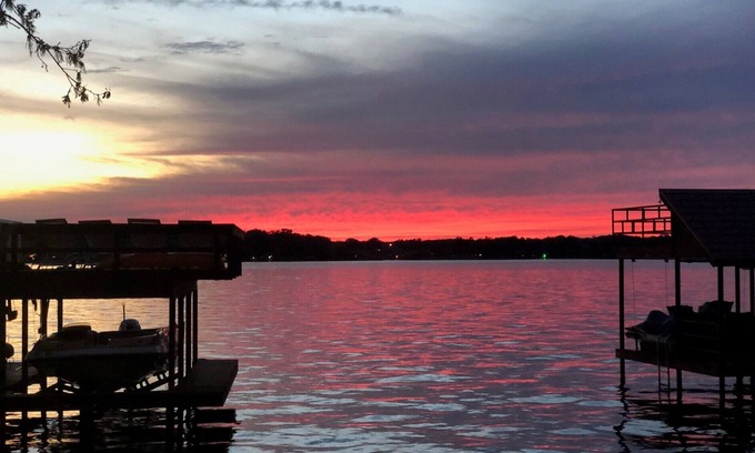 Cedar Creek Reservoir House | Family Friendly Gorgeous 5 Bdrm, Open Water, New Boathouse, Firepit, & Fenced