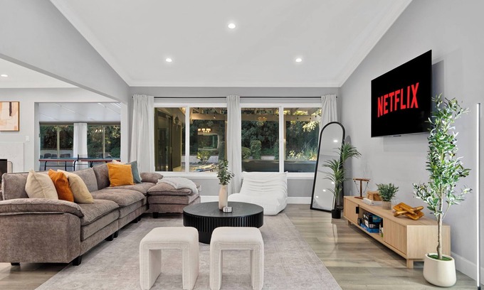 Fullerton House | Family Friendly Modern Luxury SoCal Hot Tub Retreat - Minutes from Disneyland