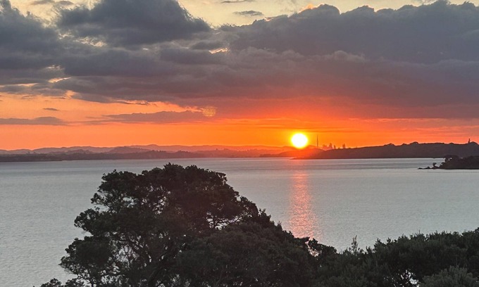 Surfdale House | Family friendly Waiheke bach with beach access and views