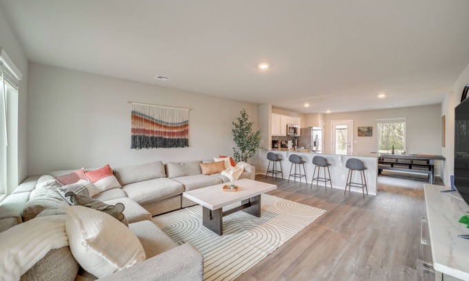 Broken Arrow House | Family-Friendly, Pets Welcome: Broken Arrow Gem!