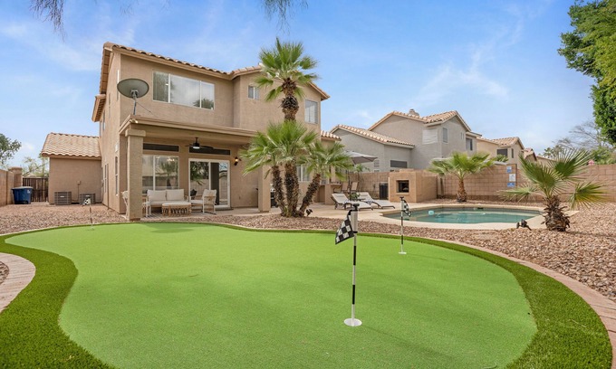 Gilbert House | Family Friendly, Putting Green and Heated Pool. Centrally located!