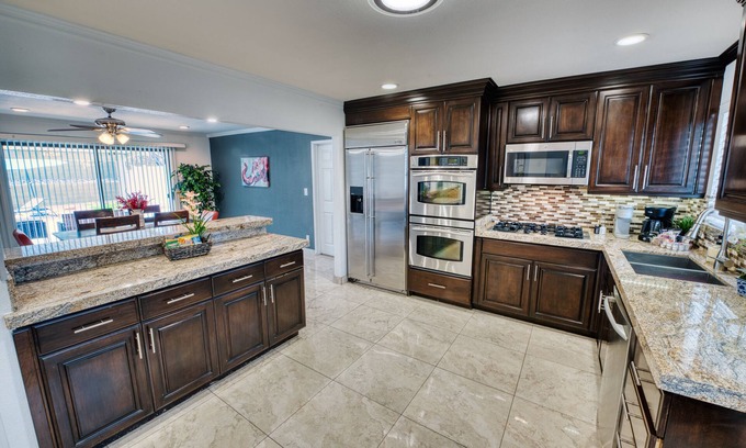 Las Vegas House | Family Friendly & Quiet w Separate Private Casita 7min to the strip!