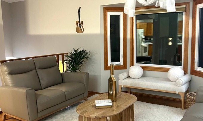 Burnsville House | Family-friendly, spacious with deck & fence,n centrally located near MSP airport