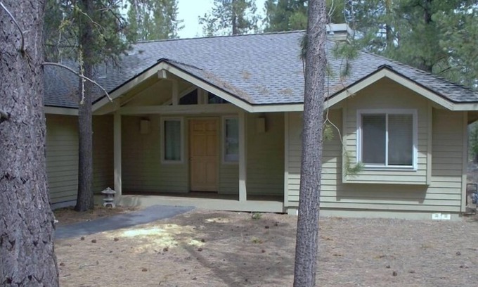 Sunriver House | FAMILY FRIENDLY Updated 3 Bdrm, Sleeps 8, 6 beds, A/C, Hottub, SHARC PASSES !