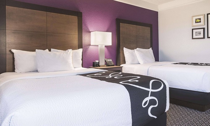 Grand Junction Hotel | Family-Friendly Hotel Room w/Comfortable Amenities – Pool and Hot Tub