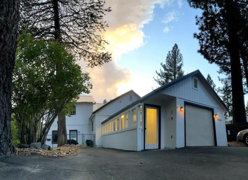 Truckee House | Family Friendly Charming Truckee Getaway Walk to Shops & Dining