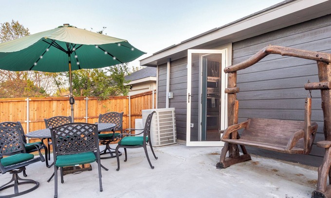 Dallas House | Family Fun for 12 – Game Room, 2 Kings, 6 TVs, 300Mbps, Patio & Massage Chair