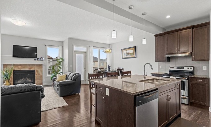 Northwest Calgary House | Family Fun in Nolancrest 4BR, AC, Parking