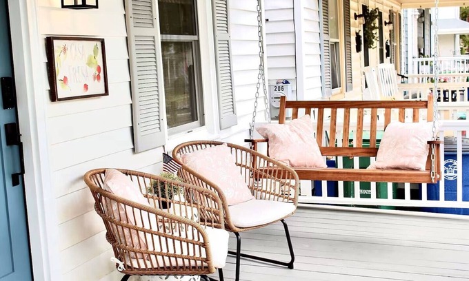 Cape Charles House | Family Fun-Next to Central Park-2 Blocks to Beach-Walk to Dining & Entertainment