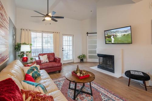 North Scottsdale Apartment | Family Fun-Sport Court & Game Room with King Bed - 2 Self-Check In - H2162