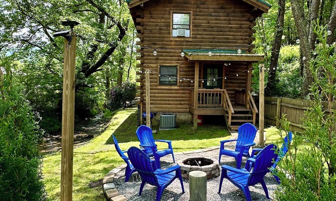 Waynesville Cabin | Family Getaway in a Classic Cozy Log Cabin