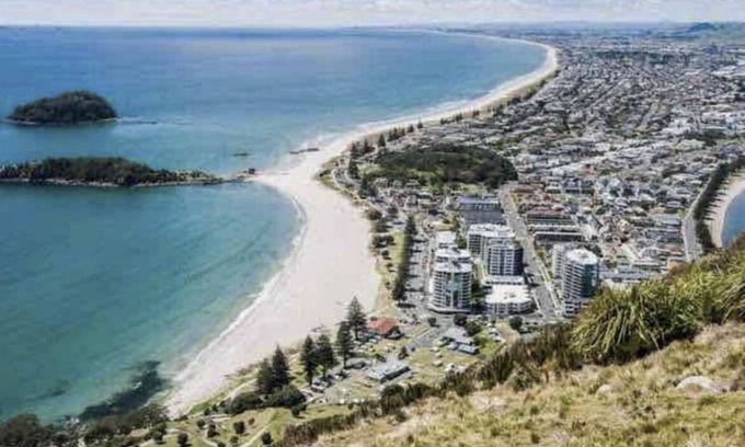 Mount Maunganui Cottage | Family holiday home, LOCATION, LOCATION! Private & fenced. Tay Rustic Cottage