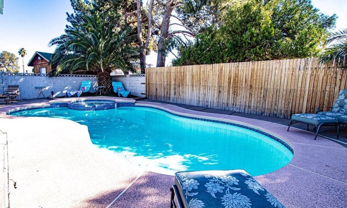 Charleston Preservation House | FAMILY HOME W/POOL & BBQ NEAR LAS VEGAS STRIP 9 MINS