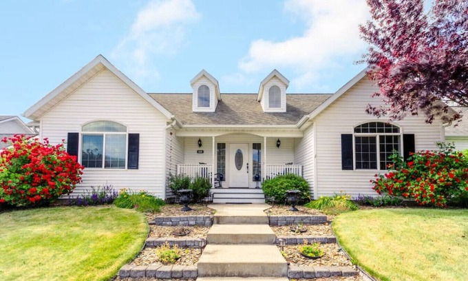 Post Falls Apartment | Family Home w/Pool Table + Fall Weekly Discounts