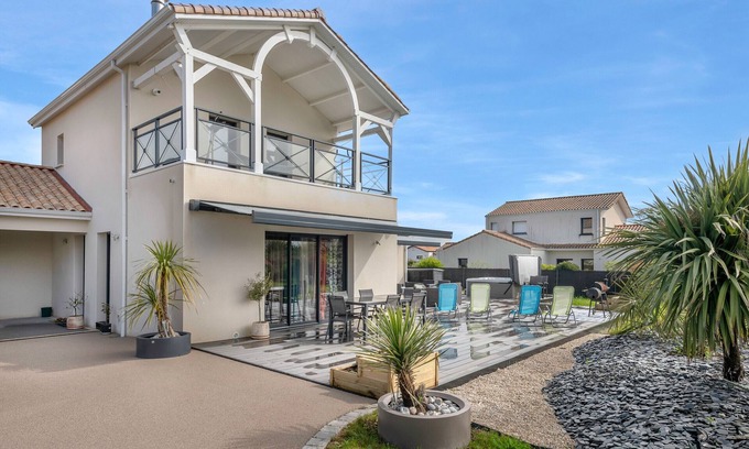 Pornic Ski Chalet | Family home with jacuzzi for 6