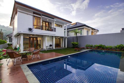 Bandung Villa | Family Only Villa Private Pool with City View - De Reiz Ara Syariah 4BR