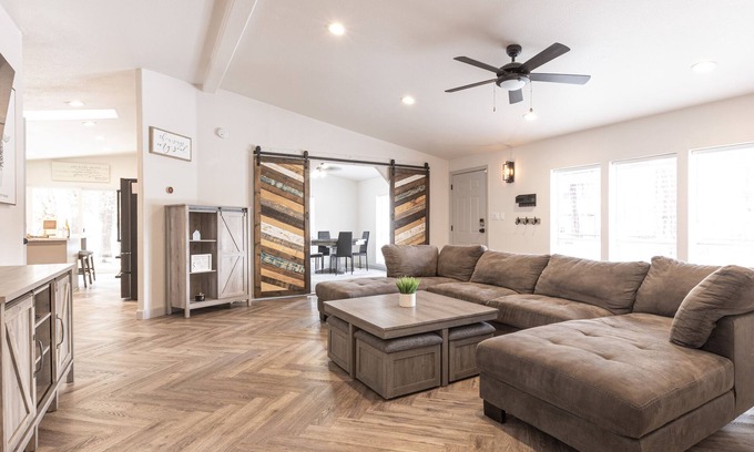 Pinetop-Lakeside Ski Chalet | Family & Pet Friendly! HotTub, Playground, Gym & More! Near Lakes & Skiing!