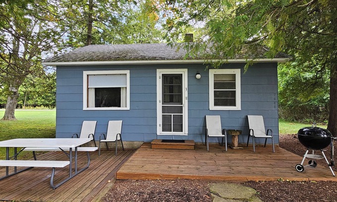 Maple City House | Family resort cottage 3 on Big Glen Lake-Rent 1 or 5 -Dock,m Kayaks, Rowboat
