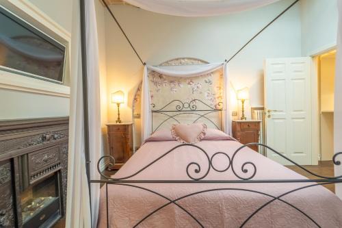 Roman Ghetto Apartment | Family Retreat in the Heart of the Ghetto by Houseeds
