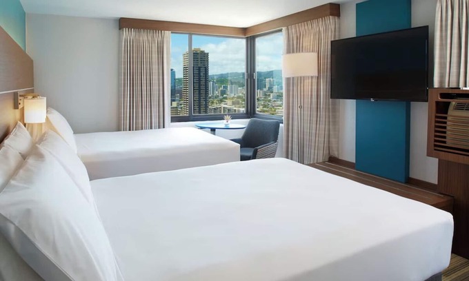 Waikiki Hotel | Family Retreat Steps Away from Waikiki Beach | 2 Rooms w/Free Breakfast