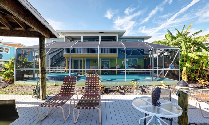 Mid Island House | Family setting, Fishing, Fast Wifi, Dogs ok, Hot tub, Private Beach aces, dock .
