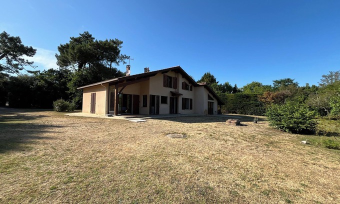 Soulac-sur-Mer House | Family villa with wooded garden, between nature and relaxation in Soulac sur Mer